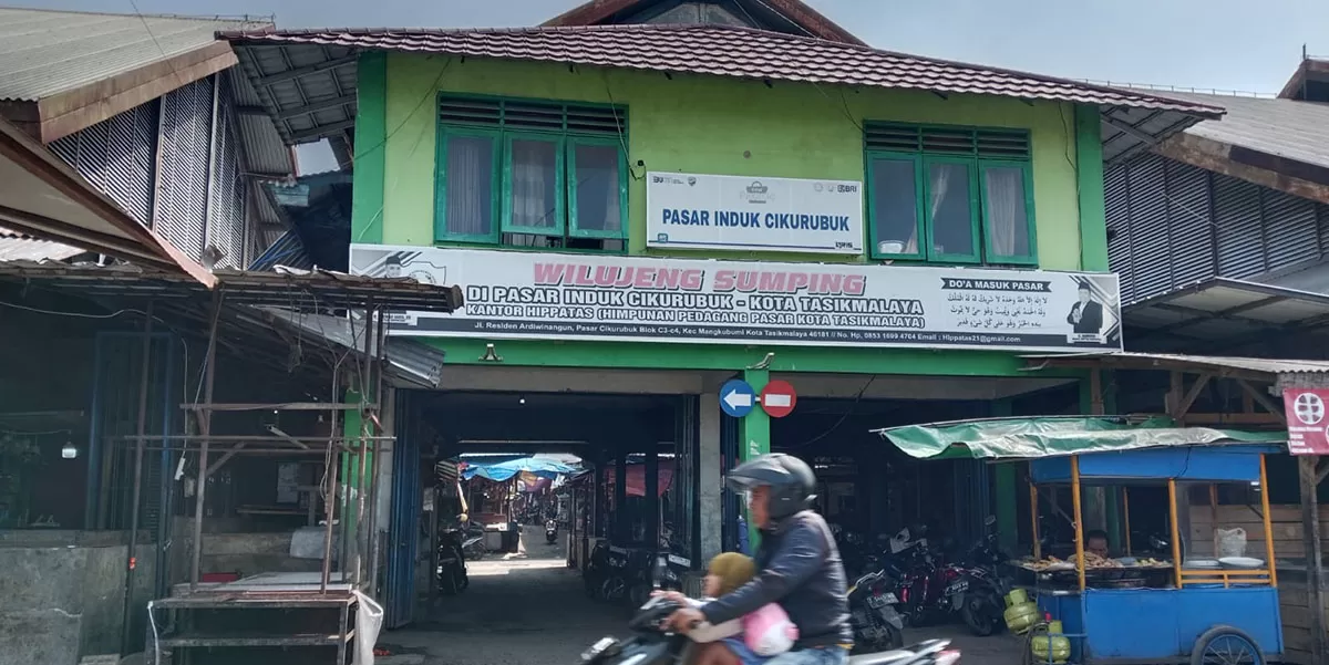 PAD parkir Pasar Cikurubuk Kota Tasikmalaya jadi sorotan Masyarakat Anti Korupsi akibat minimnya transparansi pengelolaan retribusi parkir. (Dok. Asep M.S)