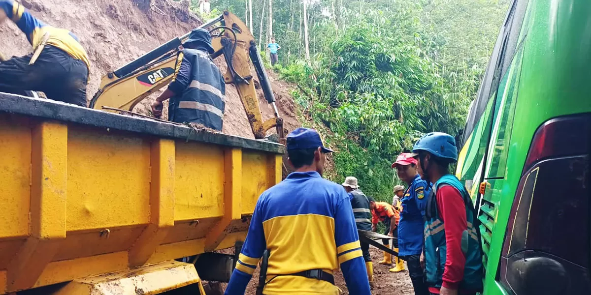 Pembersihan material longsor di bahu jalan kanan dari Tasikmalaya menuju Garut, di Kampung Citengek, Desa Kutawaringin, Kecamatan Salawu, Kamis (5/2/2026). (Dok. Tagana)