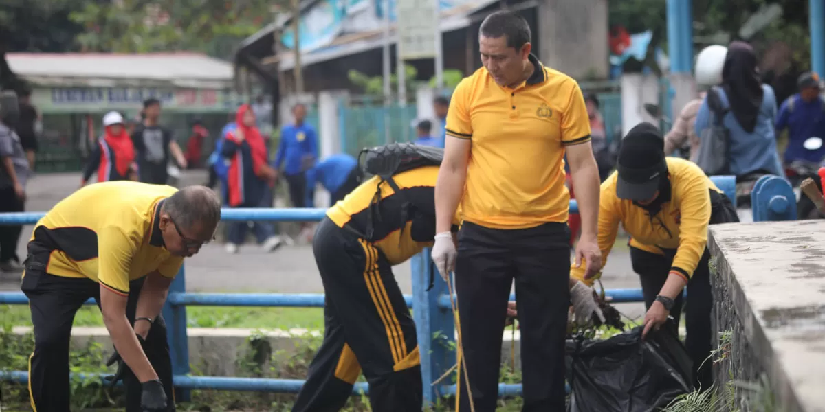 Dipimpin langsung Kapolres Tasikmalaya Kota AKBP Andi Purwanto, S.I.K., M.H., sejumlah personel dari Polres Tasikmalaya Kota melakukan aksi bersih-bersih di sekitaran kawasan obyek Wisata Situ Gede, Jumat (06/2/2026).&nbsp; (Dok. Asep M.S)