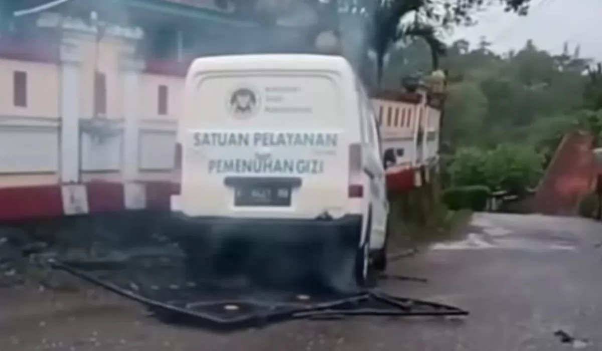 Sopir MBG Kebumen diamankan warga usai Mobil Makan Bergizi menabrak Gerbang SDN Clapar di Karanggayam.     (Instagram/kebumen)
