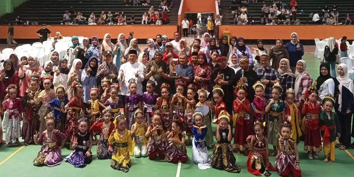 Wakil Wali Kota Tasikmalaya Diky Candra Negara berfoto bersama dengan para peserta Pasanggiri Jaipongan Piala Wali Kota Tasikmalaya di GOR Sukapura Dadaha Kota Tasikmalaya,&nbsp;Sabtu (07/02/2026). (Dok. Asep M.S)
