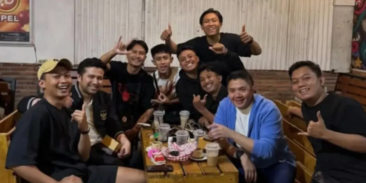 Seskab Teddy nobar Timnas Futsal Indonesia di Malang di laga Final Piala Asia Futsal 2026 bersama warga. (Dok. Pribadi)
