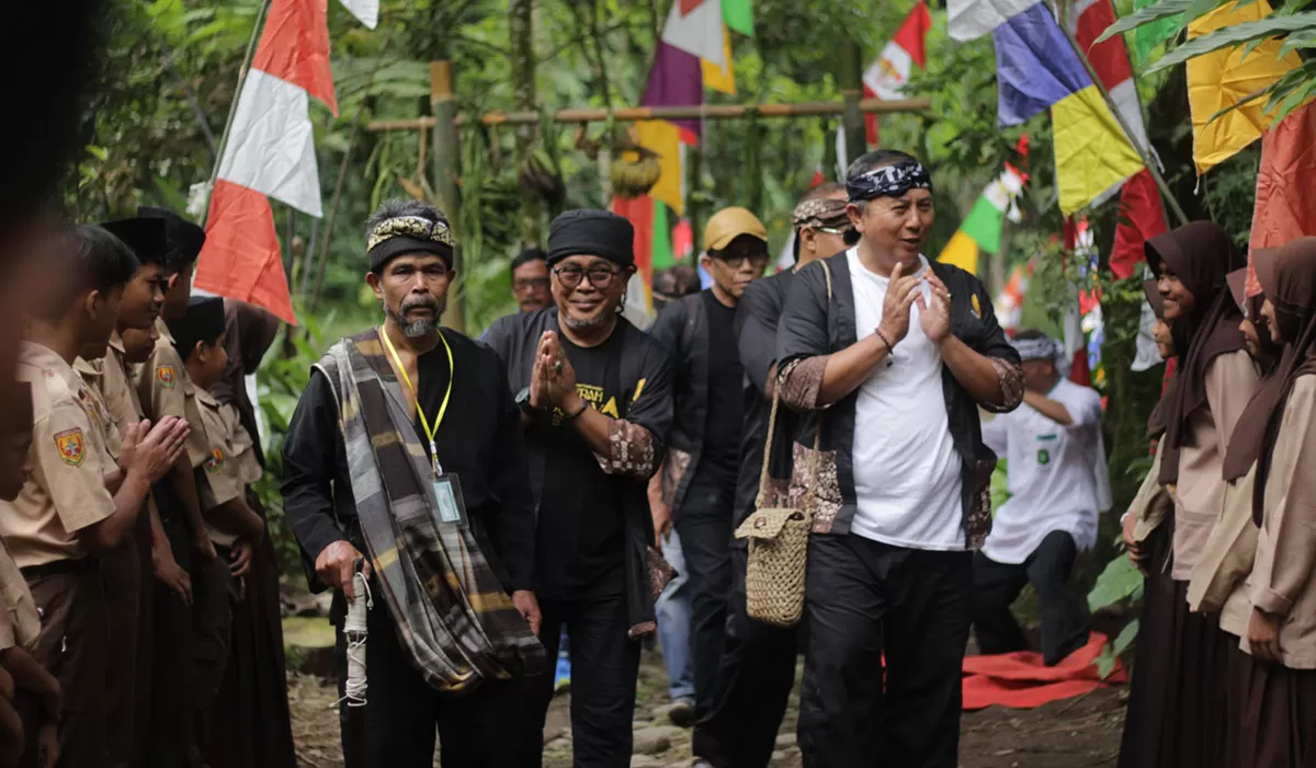 DKKT Kota Tasikmalaya gelar raker 'Nyarungsum Hanca Sakarep Sapaneuleuan' di Curug Cimedang, evaluasi kinerja dan strategi penguatan seni budaya, Minggu (8/2/2026). (Dok. DFK)