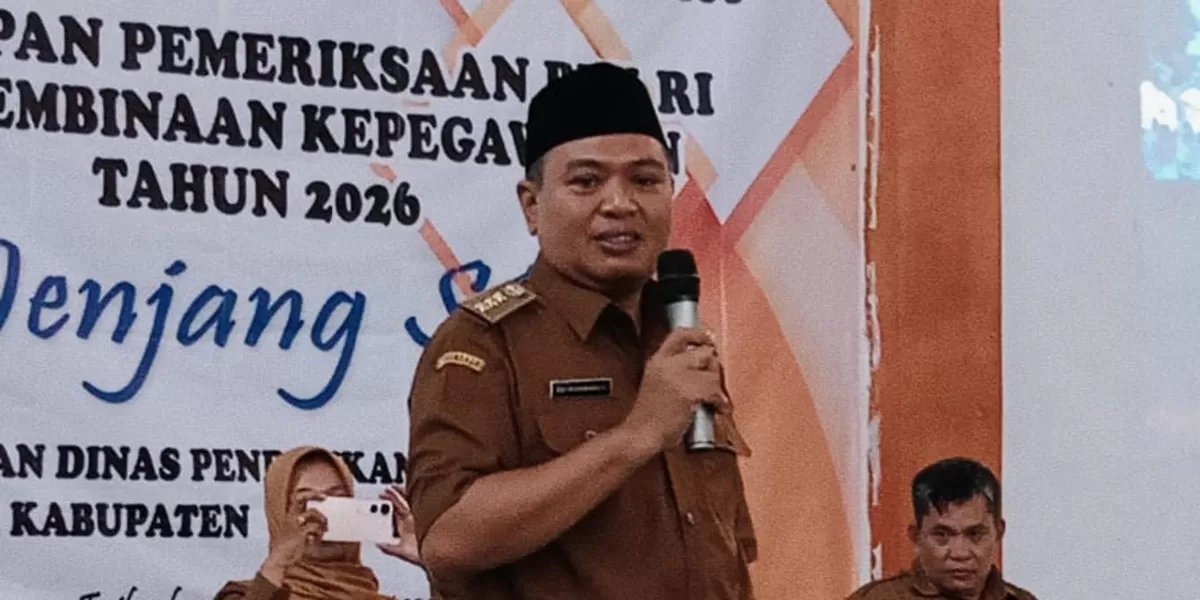 Sekretaris Disdikbud Kabupaten Tasikmalaya&nbsp;Edi Ruswandi Hidayatuloh, S.Pd., MM dalam rapat koordinasi dan konsultasi,&nbsp;di Aula SMP Negeri 1 Sukaraja, Kabupaten Tasikmalaya, Senin (9/2/2026). (Dok. DFK)