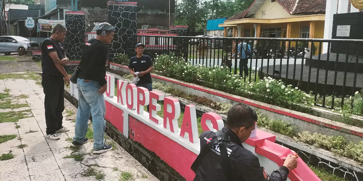 Peringatan HPN 2026 diisi dengan aksi bersih-bersih melibatkan jajaran media center Pemkot Tasikmalaya, sebagai wujud sinergi komunikasi publik dan kepedulian terhadap lingkungan, Senin (09/02/2026). (Dok. Asep M.S)