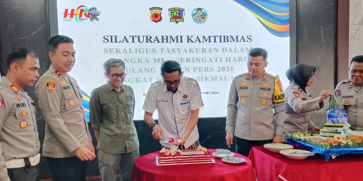 Ketua PWI Tasikmalaya Asep Juhariyono melakukan potong tumpeng disaksikan Kapolres Tasikmalaya kota AKBP Andi Purwanto pada kegiatan Hari Pers Nasional tahun 2026 yang digelar di aula Mapolres Tasikmalaya Kota, Senin (9/2/2026).   (Dok. Asep M.S)