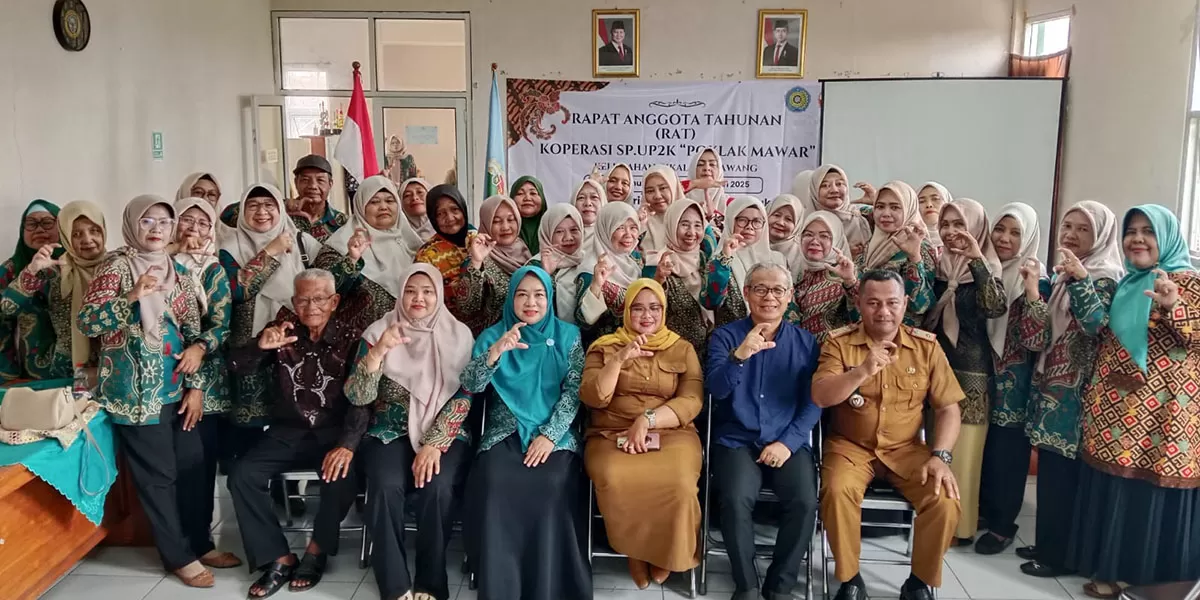 Anggota dan pengurus KSP Usaha Poklak Mawar Cikalang berfoto bersama usai kegiatan RAT tutup tahun buku ke XVl tahun 2025 di Aula Gedung Kelurahan Cikalang&nbsp;Kota Tasikmalaya, Senin (09/02/2026). (Dok. Asep M.S)