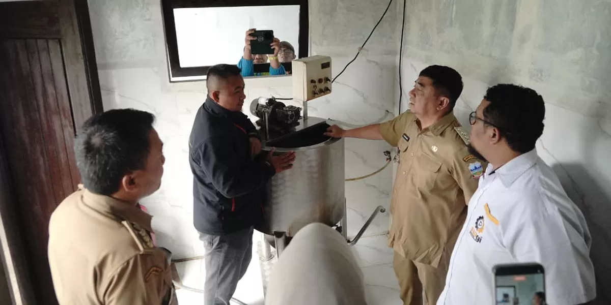 Bupati Garut Abdusy Syakur Amin meninjau Desa Sukamurni untuk mendorong pengembangan produk olahan susu bernilai ekonomi lebih tinggi,&nbsp;Senin, 9 Februari 2026. (Dok. Kominfo Garut)