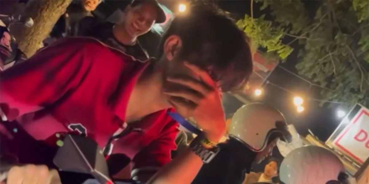 Viral Konser NDX di Kota Malang, pria diduga maling helm disoraki penonton saat bubaran konser tanpa aksi kekerasan.   (TikTok/garasi_006)