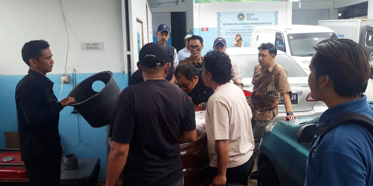 Kepala Bidang Lingkungan Hidup (LH) pada Dinas PUPRPTLH Kabupaten Tasikmalaya, Farhan didampingi camat meninnjau IPAL salah satu SPPG di Taraju. (Dok. DFK)