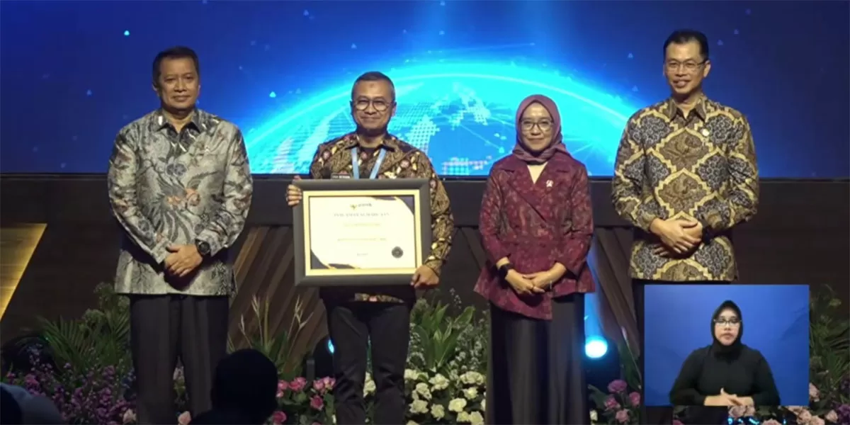 Penghargaan dari Kementerian PANRB atas predikat WBK 2025 diterima Kepala Dinas PMPTSP Kabupaten Ciamis, Eka Permana Oktaviana (kedua dari kiri), di Jakarta, Rabu 11 Februari 2026. (Dok. Kominfo Ciamis)