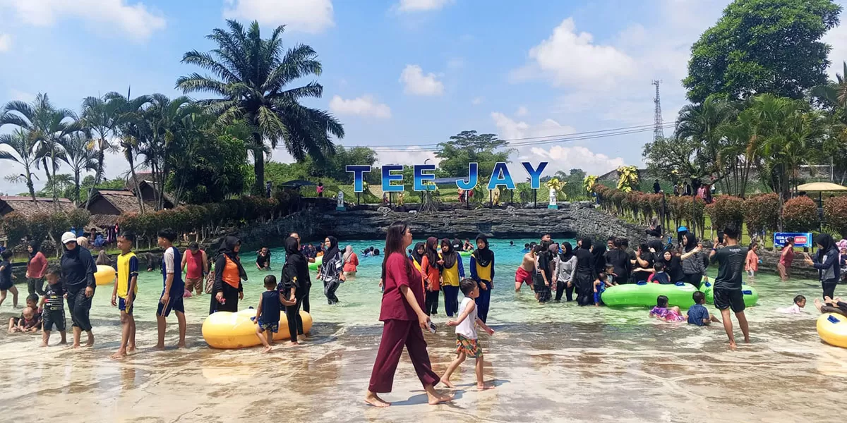 HUT ke 15 TeeJay Waterpark Tasikmalaya dipadati wisatawan, diskon 50 persen dan hiburan meriah,&nbsp;Kamis (12/02/2026). (Dok. Asep M.S)