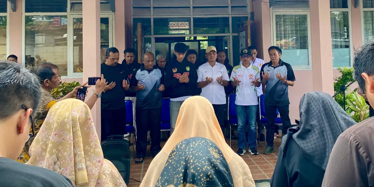 Wakil Bupati Tasikmalaya, Asep Sopari Al Ayubi, secara langsung melepas keberangkatan Zildan menuju Jakarta, Kamis (12/2/2026). (Dok.Pertina Kabupaten Tasikmalaya)