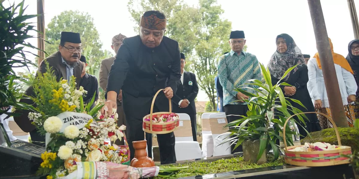 Hari Jadi Garut (HJG) ke-213 jadi momen Bupati Garut Abdusy Syakur Amin berziarah ke makam para pemimpin yang pernah memimpin Kabupaten Garut, Jumat, 13 Februari 2026. (Dok. Kominfo Garut)