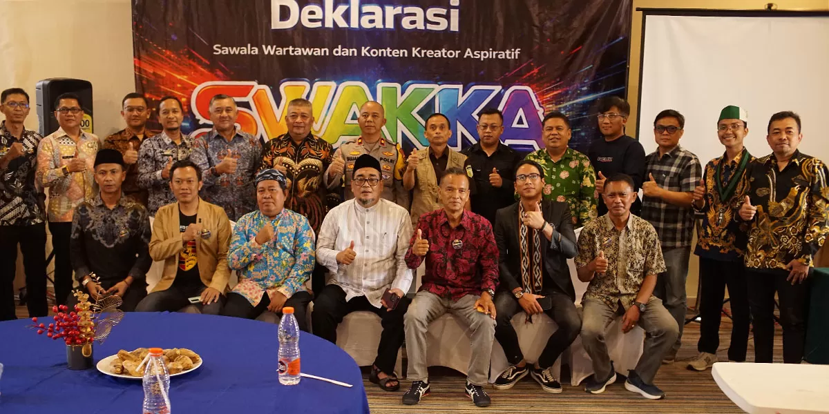 Deklarasi komunitas media SWAKKA di Grand Metro Hotel Tasikmalaya, Kamis (12/2/2026), mendapat apresiasi dari H. Didi Sukardi S.E., anggota DPRD Jabar sebagai langkah memperkuat sinergi wartawan dan kreator konten daerah. (Dok. Arman Odie/Portaloka)