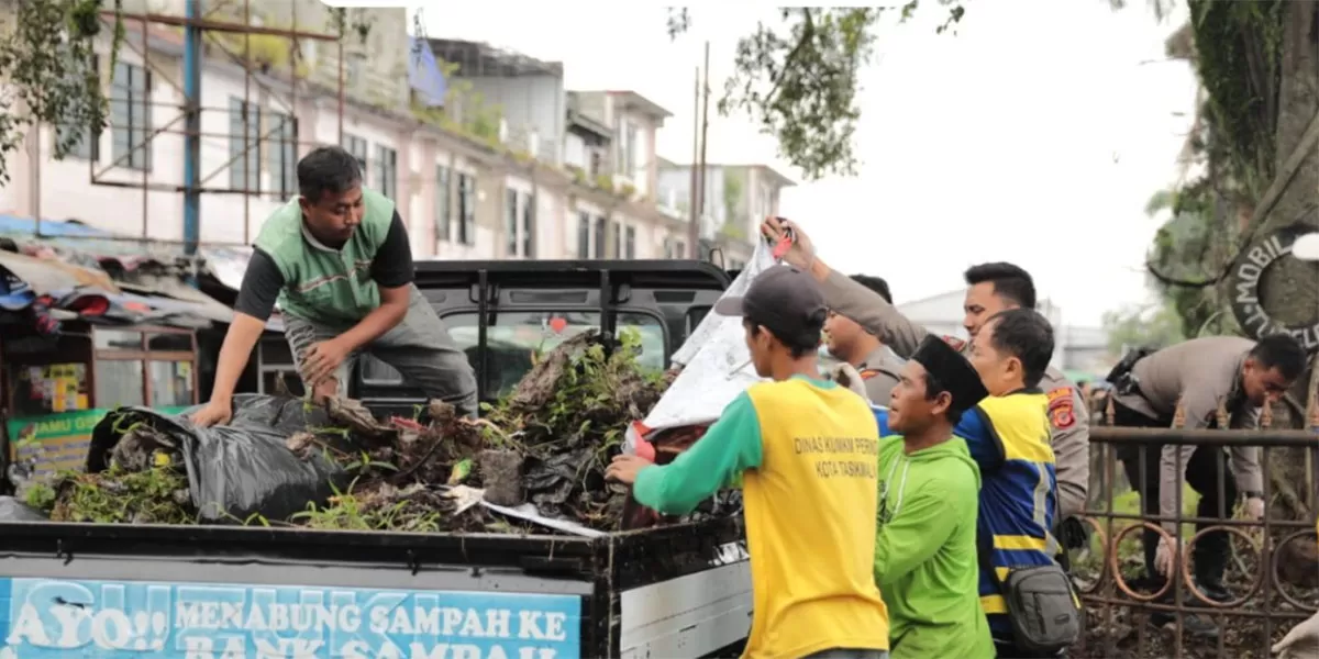 Indonesia ASRI dan Tasik Resik jadi fokus Pemerintah Kota Tasikmalaya saat gotong royong di Pasar Cikurubuk, Jumat, 13 Februari 2026. (Dok. Kominfo)
