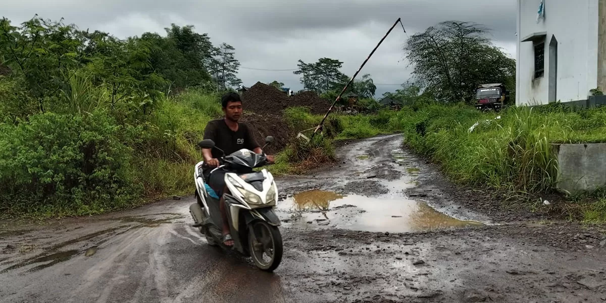 Akses jalan menuju SMAN 11 Kota Tasikmalaya di Gunung Cihcir, Kelurahan Bantarsari, Kecamatan Bungursari, masih berupa tanah berlumpur dan licin saat hujan. (Dok. Asep M.S)