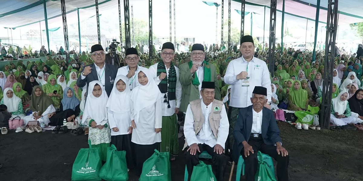 Bupati Tasikmalaya Dr.H. Cecep Nurul Yakin, S.Pd, M.Ap (tengah) berfoto bersama dengan Ketua dan Jajaran Pengurun PC NU serta pengasuh Pondok Pesantren Darussalam seusai menyerahkan bantuan kepada sejumlah pelajar. (Dok. DFK)