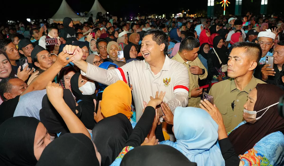 Momen Dony Ahmad Munir bercengkrama dengan masyarakat saat resmi gabung Gerindra, dukungan Prabowo Dua Periode bergema di Sumedang, Jumat,&nbsp;13 Februari 2026, malam WIB. (Dok. Gerindra)