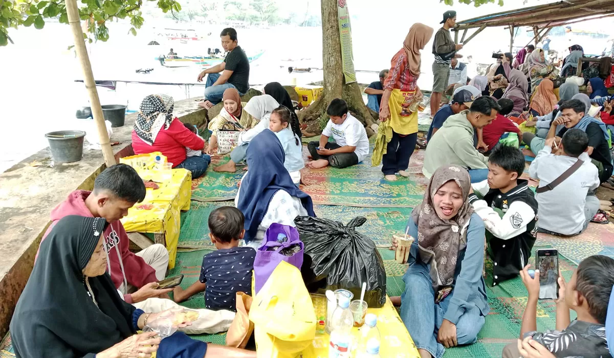 Obyek Wisata Situ Gede Kota Tasikmalaya padat jelang Ramadan 1447 H, tradisi munggahan picu lonjakan pengunjung, Minggu (15/2/2026).   (Dok. Asep M.S)