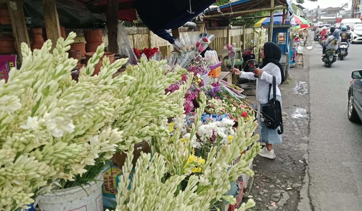 Penjual Bunga Musiman diarea pemakaman TPU Cieunteung Tasikmalaya raup omzet jutaan Jelang Ramadan 1447 H. (Dok. Asep M.S)