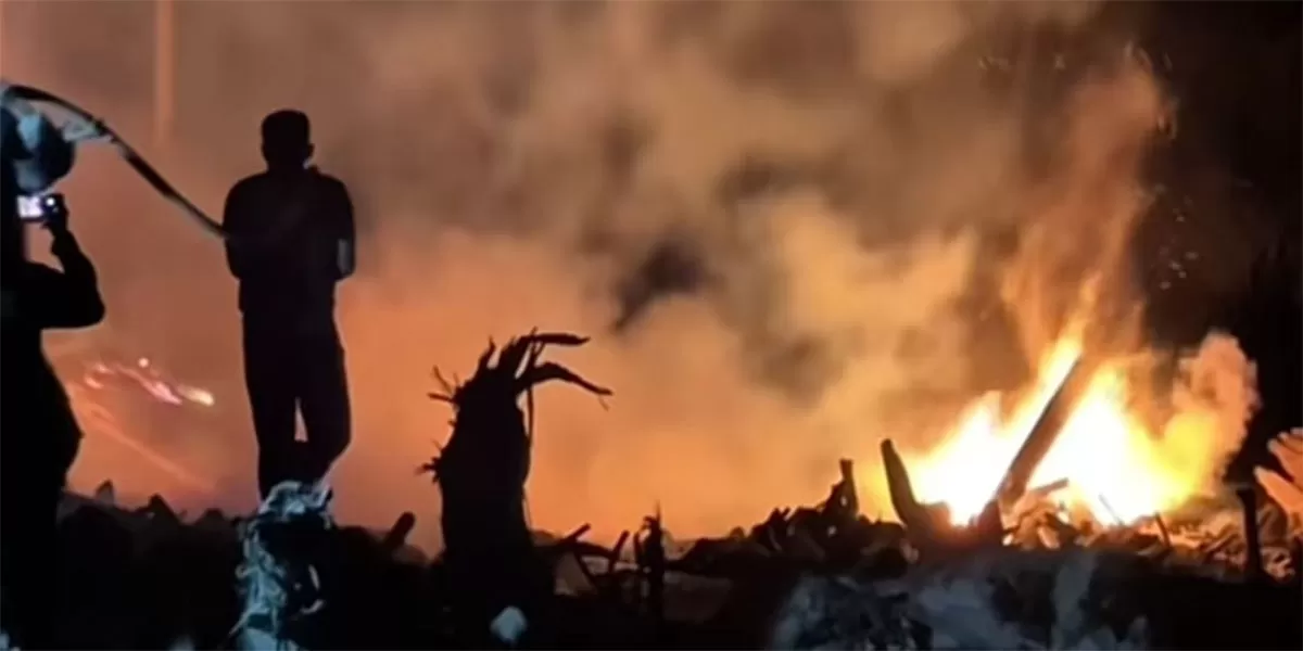 Kebakaran gelondongan kayu di Aceh Utara picu kepanikan warga Desa Geudumbak saat kemarau.   (Instagram/abdulhakimtop)