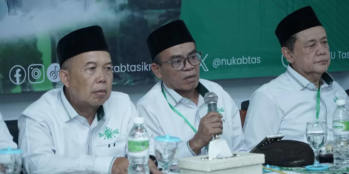 Ketua PCNU Kabupaten Tasikmalaya, KH Atam Rustam menyampaikan hasil Bahtsul Masail terkait sisa MBG dan Nikah Siri di Pondok Pesantren Darussalam Rajapolah, Kabupaten Tasikmalaya, Senin (16/2/2026). (Dok. DFK)