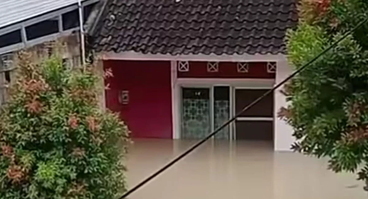 Menyoroti cerita warga saat banjir menggenangi area permukimannya di Grobogan, Jawa Tengah sejak Senin dini hari, 16 Februari 2026.  (Instagram/kabar.grobogan)