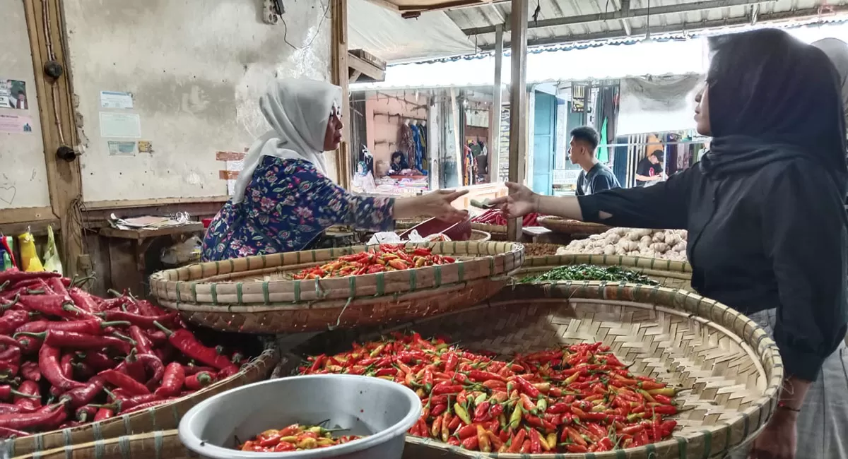 Dua hari jelang Ramadan, harga bahan pokok di sejumlah pasar Kota Tasikmalaya naik signifikan. Pembeli cabai di kios sayuran Pasar Cikurubuk, Selasa (17/2/2026). (Dok. Asep M.S)