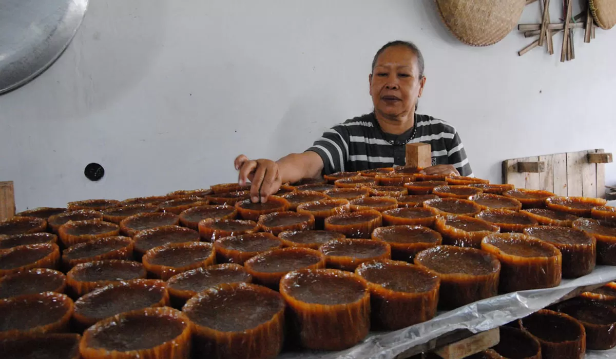 Mensen, pengrajin kue keranjang, tampak membereskan kue khas Imlek jawadah korang di tempat produksinya yang berlokasi di Jalan Selakaso, Kecamatan Cihideung, Kota Tasikmalaya, Selasa (17/2/2026). (Dok. Asep M.S)