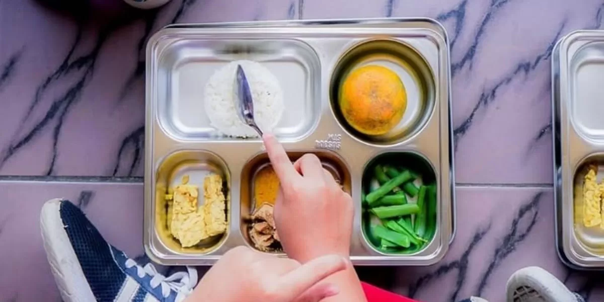 Viral, usulan siswa kelas 2 SD yang viral saat menyarankan MBG bulan puasa diganti uang Rp15 ribu. Badan Gizi Nasional jelaskan skema Makan Bergizi Gratis.  (Instragram.com/badangizinasional.ri)