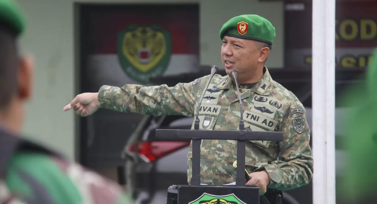 Dandim 0612/Tasikmalaya Letkol Czi M. Imvan Ibrahim membacakan amanat Kepala Staf Angkatan Darat (Kasad) Maruli Simanjuntak, di&nbsp;halaman Makodim 0612/Tasikmalaya saat digelar upacara rutin 17-an, Rabu (18/2/2026). (Dok. Humas Kodim Tasikmalaya)