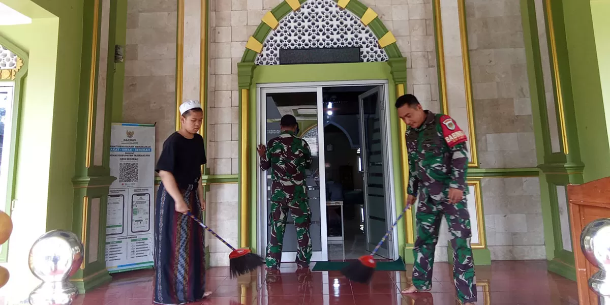 Kodim 0612/Tasikmalaya menggelar aksi bersih-bersih masjid di 25 Koramil sebagai bentuk kepedulian lingkungan dan kemanunggalan TNI dengan rakyat. (Dok. Humas Kodim 0612/Tasikmalaya)