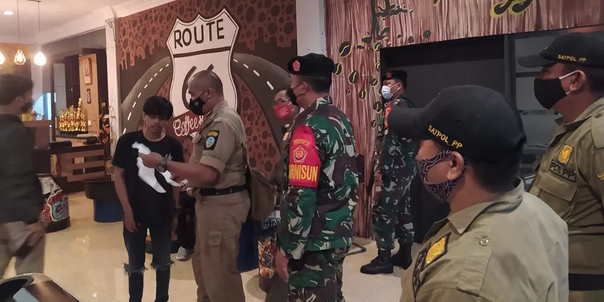 Petugas dari Satpol PP Kota Tasikmalaya saat mensosialisasikan Surat Edaran tentang pedoman pelaksanaan kegiatan Bulan Ramadan 1447 H di salah satu kafe di Kota Tasikmalaya, Rabu (18/2/2026). (Dok. Asep M.S)