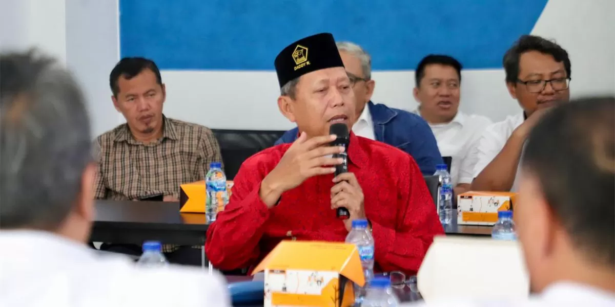 Anggota Pansus XI DPRD Jabar, Daddy Rohanadymenilai pajak air permukaan krusial bagi PAD Jawa Barat dan kepastian hukum daerah. (Dok. Humas DPRD Jabar)