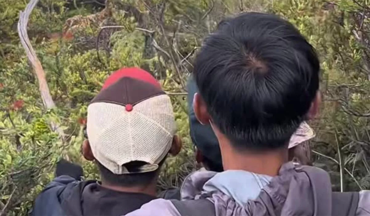 Pendaki Gunung Ijen yang hilang akhirnya selamat. Operasi SAR Banyuwangi lakukan evakuasi dramatis di Kawah Ijen. (Instagram/kawahijenbanyuwangi)