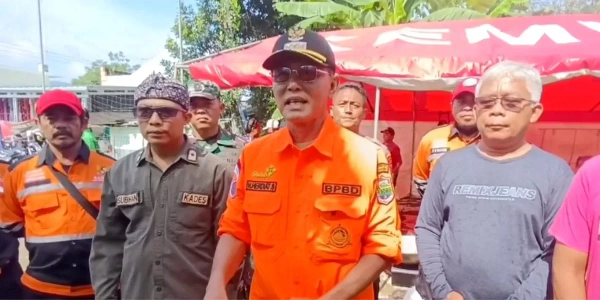Bupati Ciamis Herdiat Sunarya turun ke Dusun Kubangpari, pastikan musibah banjir tertangani dan logistik aman,&nbsp;Selasa, 17 Februari 2026. (Dok. Kominfo Ciamis)