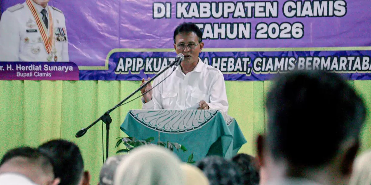 Bupati Ciamis Herdiat Sunarya imbau warga waspada cuaca ekstrem dan peduli darurat sampah,&nbsp;di GOR Desa Sindangkasih, Kecamatan Sindangkasih, Rabu 11 Februari 2026. (Dok. Kominfo Ciamis)