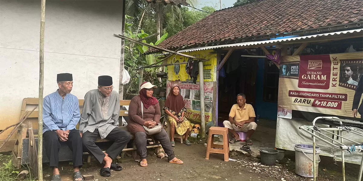 Bupati Ciamis H. Herdiat Sunarya menyasar rumah warga di Kecamatan Lakbok, membawa harapan baru bagi keluarga di Desa Cintaratu yang selama ini tinggal di Rumah Tidak Layak Huni. (Dok. Prokopim Ciamis)
