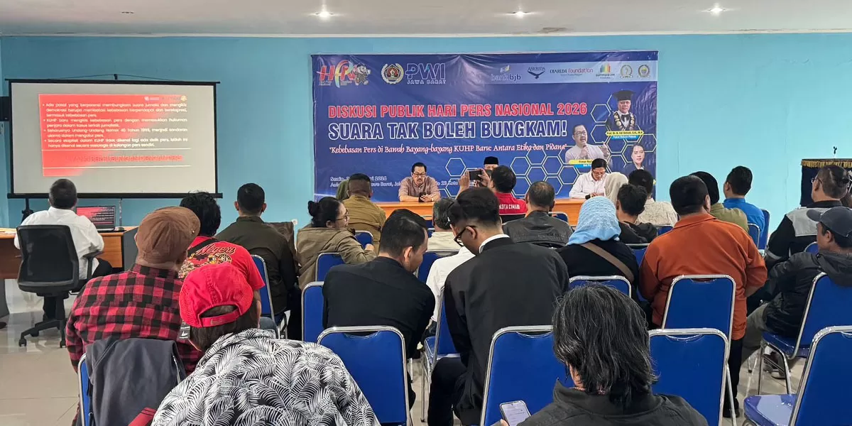 Perwakilan PWI se-Jawa Barat mengikuti diskusi tentang dampak KUHP baru terhadap kemerdekaan pers di Aula PWI Jabar, Kota Bandung, Senin (23/2/2026). (Dok. Asep M.S)