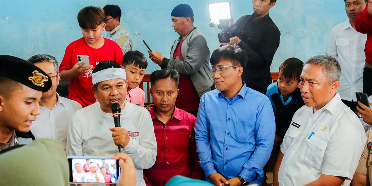 Dedi Mulyadi menyerahkan bantuan Rp5 juta untuk 250 KK korban banjir Ciamis,&nbsp;di Aula Desa Sukahurip, Kecamatan Pamarican, pada Rabu (25/2/2026). (Dok. Prokopim Ciamis)