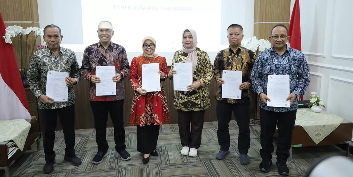 Kepala OJK Tasikmalaya Nofa Hermawati saat menyerahkan Surat Keputusan (SK) Penggabungan kepada Pengurus PT BPR Nusamba Tanjungsari di Kantor OJK Tasikmalaya, Kamis (26/02/2026). (Dok. Humas OJK Tasikmalaya)