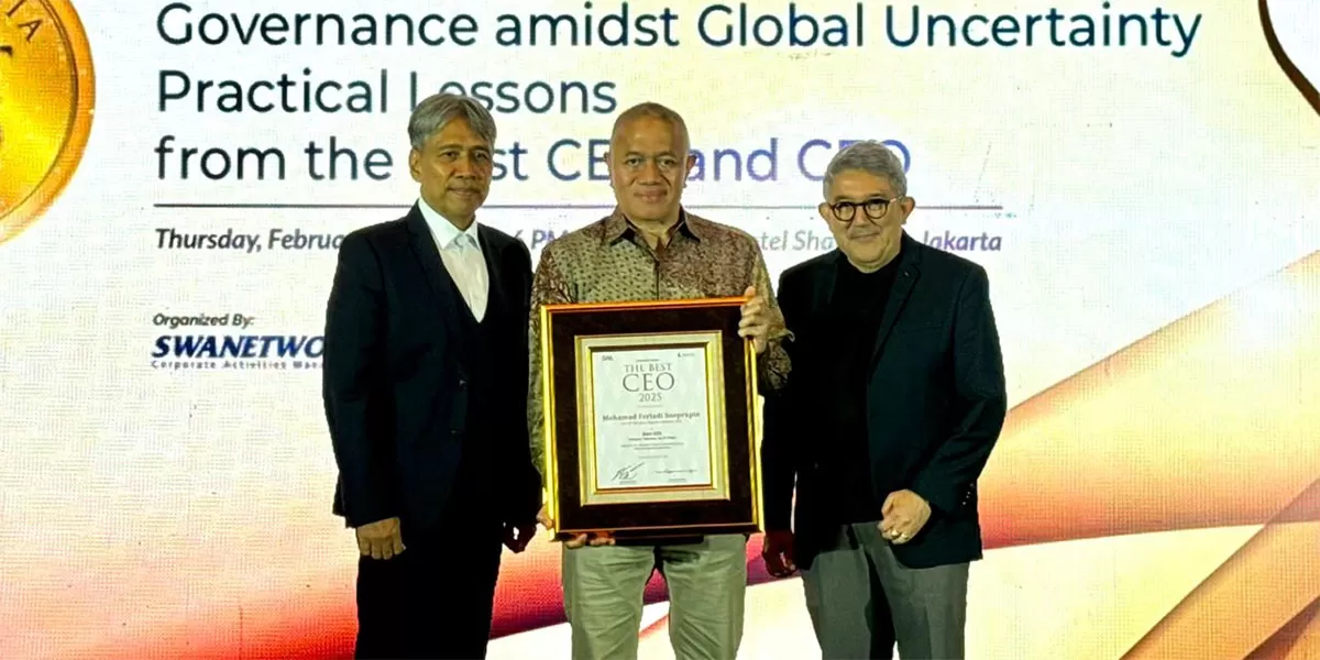Mohamad Feriadi Soeprapto meraih Indonesia Best CEO 2025 dari SWA Media Group atas kepemimpinan JNE. (Dok. JNE)