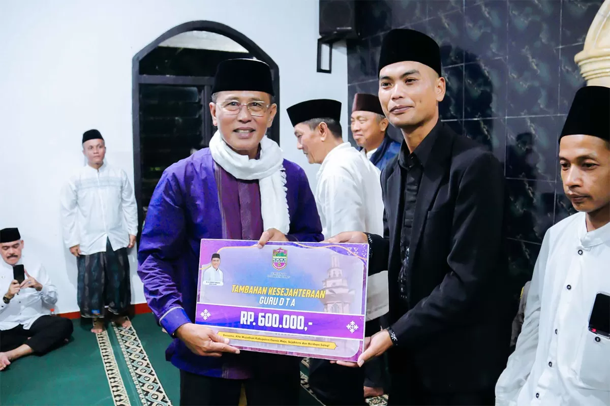Bupati Ciamis H. Herdiat Sunarya menyerahkan insentif bagi guru DTA dalam Tarling Rancah Ciamis,  pada Jumat 27 Februari 2026 malam.