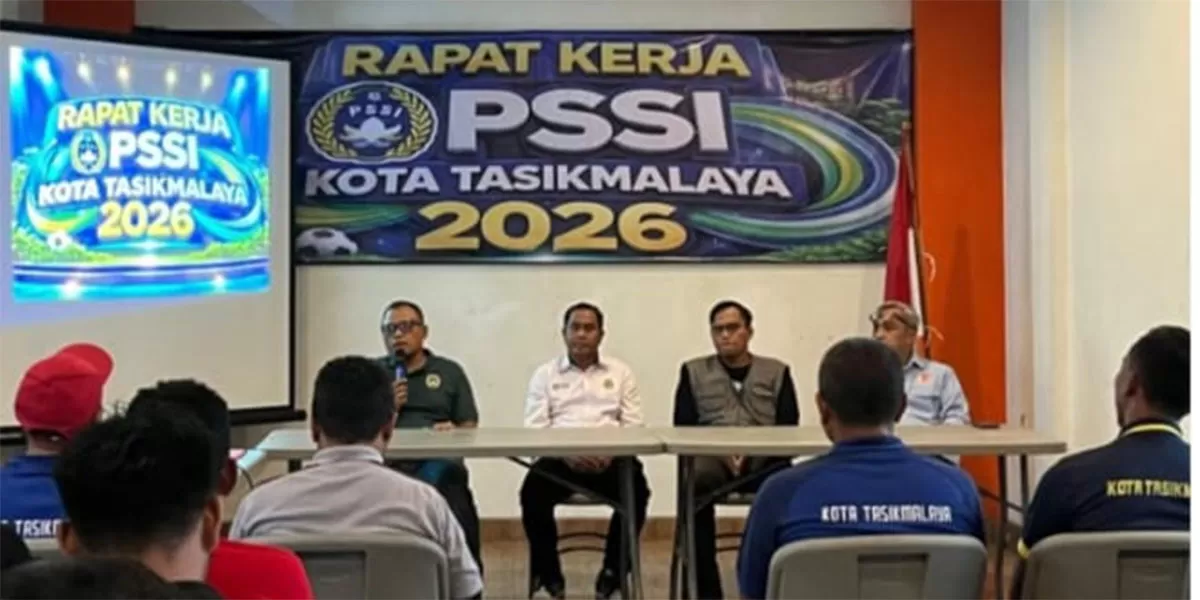 Ketua PSSI Kota Tasikmalaya, H. Wahid S.Pd, saat membuka Raker 2026 guna menyusun program pembinaan satu tahun ke depan,&nbsp;Sabtu (28/2/2026). (Dok. Asep M.S)