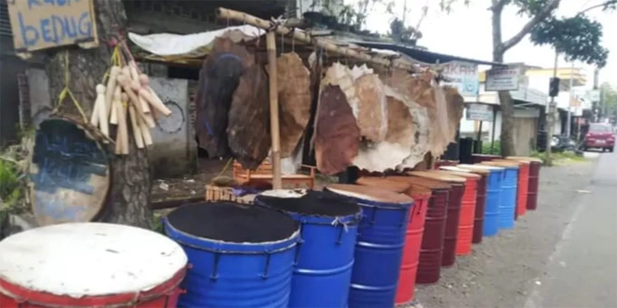 Seorang pedagang kulit beduk dan beduk siap pakai menjajakan dagangannya di Jalan Perintis Kemerdekaan, Kota Tasikmalaya, Senin (2/3/2026). (Dok. Asep M.S)