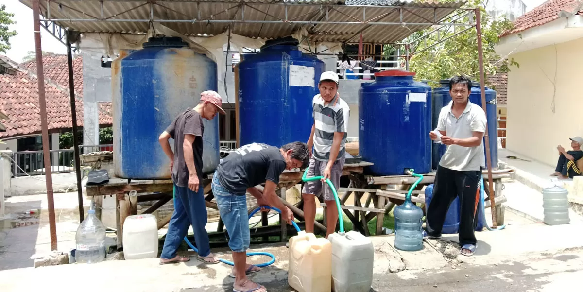Memasuki pertengahan Ramadan, pembelian air tanjung di Kampung Air Tanjung, Kelurahan Tanjung, Kecamatan Kawalu, Kota Tasikmalaya mulai meningkat. Sejumlah warga tampak melayani pembeli, Selasa (03/3/2026). (Dok. Asep M.S)