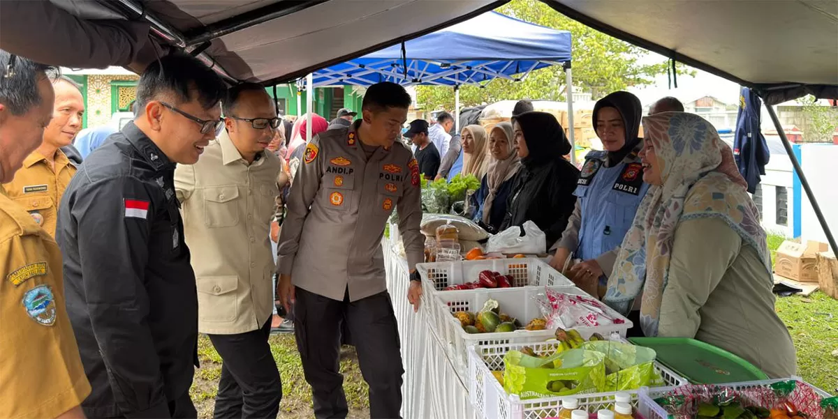 Kapolres Tasikmalaya Kota AKBP Andi Purwanto, S.I.K., M.H. meninjau langsung pelaksanaan kegiatan Gerakan Pasar Murah berjalan tertib, aman, dan tepat sasaran. (Dok. Asep M.S)