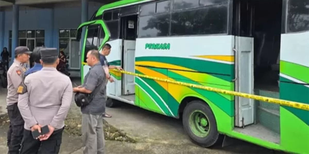 Petugas dari Polsek Indihiang bersama jajaran Polres Tasikmalaya Kota melakukan olah tempat kejadian perkara dan memasang garis polisi pada bus untuk kepentingan penyelidikan. (Dok. Asep M.S)