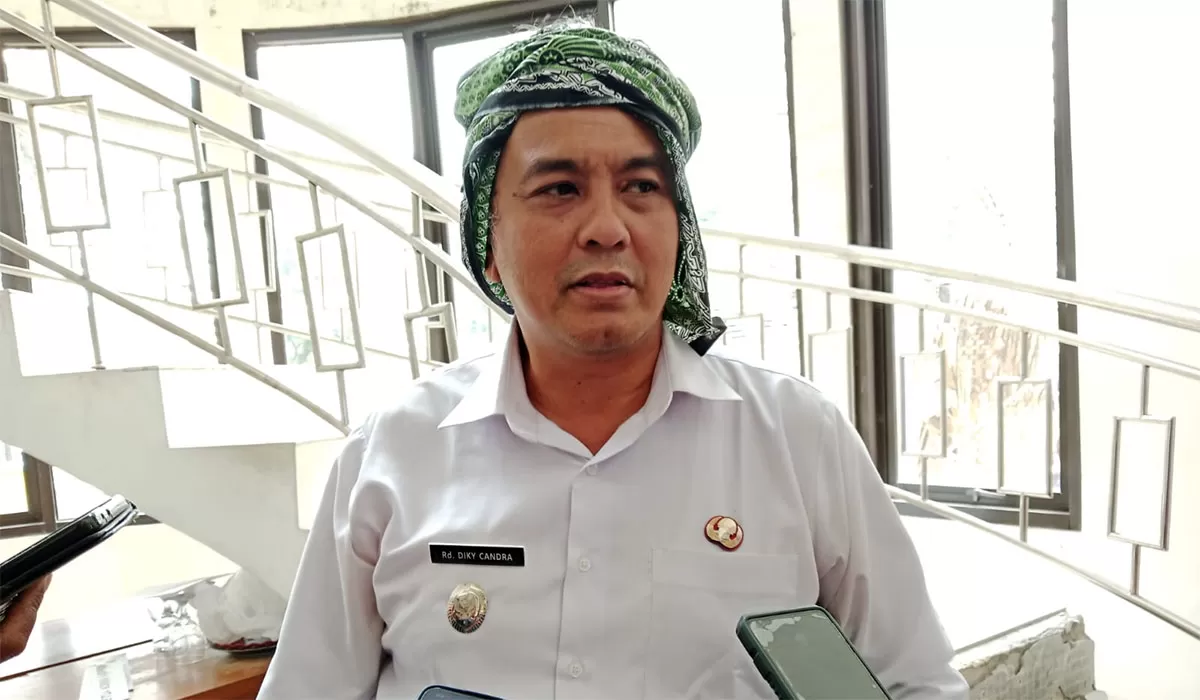 Wakil Wali Kota Tasikmalaya Rd. Diky Candra Negara saat wawancara terkait peran BPRS Al Madinah Tasikmalaya dalam mendukung UMKM,&nbsp;Rabu (4/3/2026). (Dok. Asep M.S)